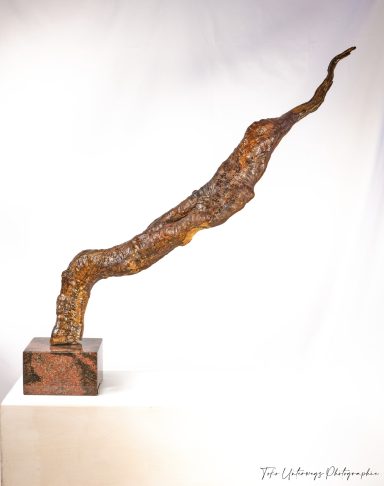 Dynamische bronzene Skulptur mit geschwungener Form auf quadratischer Basis.
